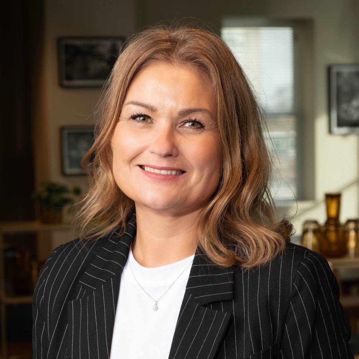 Clare Woodward Headshot